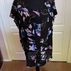 Tahari short sleeve floral blouse